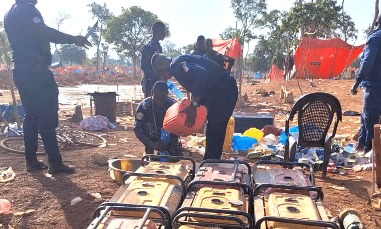 Gendarmes ivoiriens détruisant un site d'orpaillage clandestin.