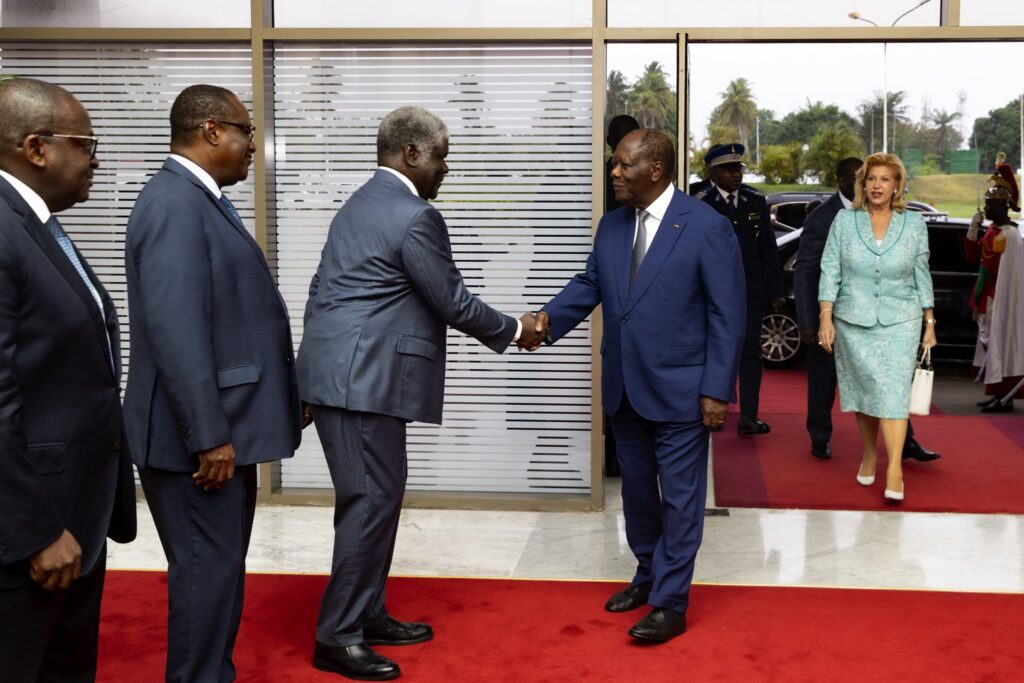Alassane Ouattara a regagné Abidjan après son séjour en France et en Corée du Sud